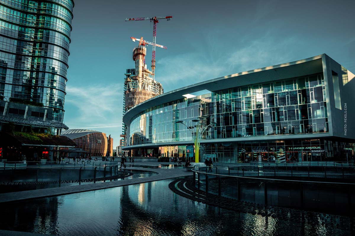 gucci-milan-fashion-week-city-buildings-blue-colours-dark-sky